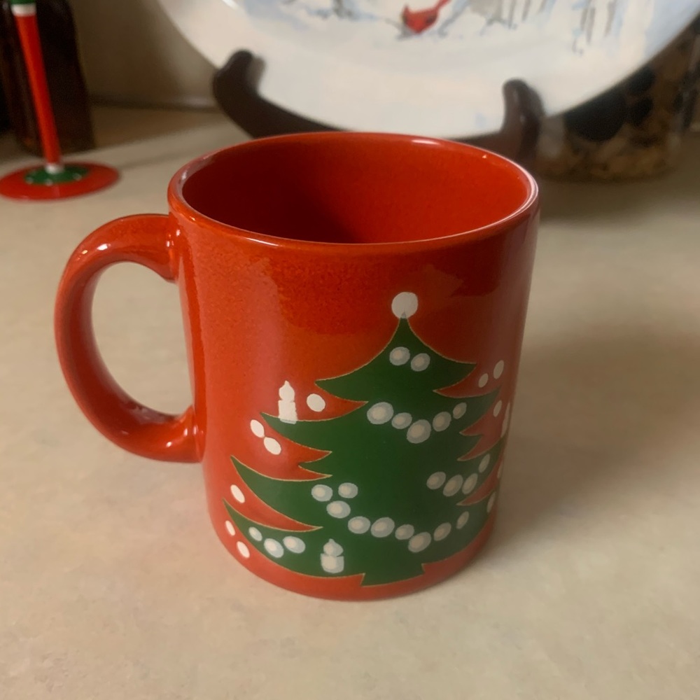 8 Christmas mugs with tree